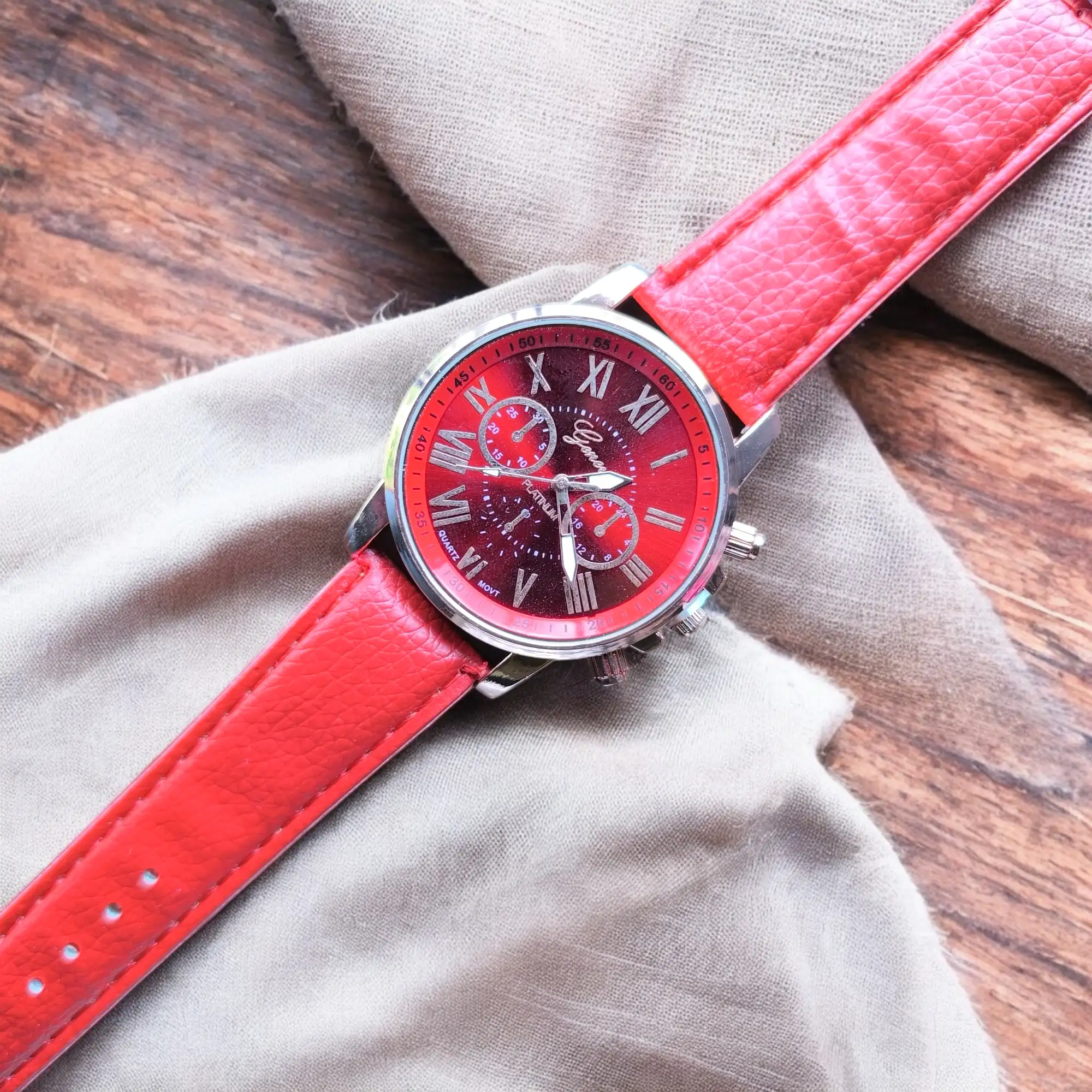 Reloj redondo rojo 2