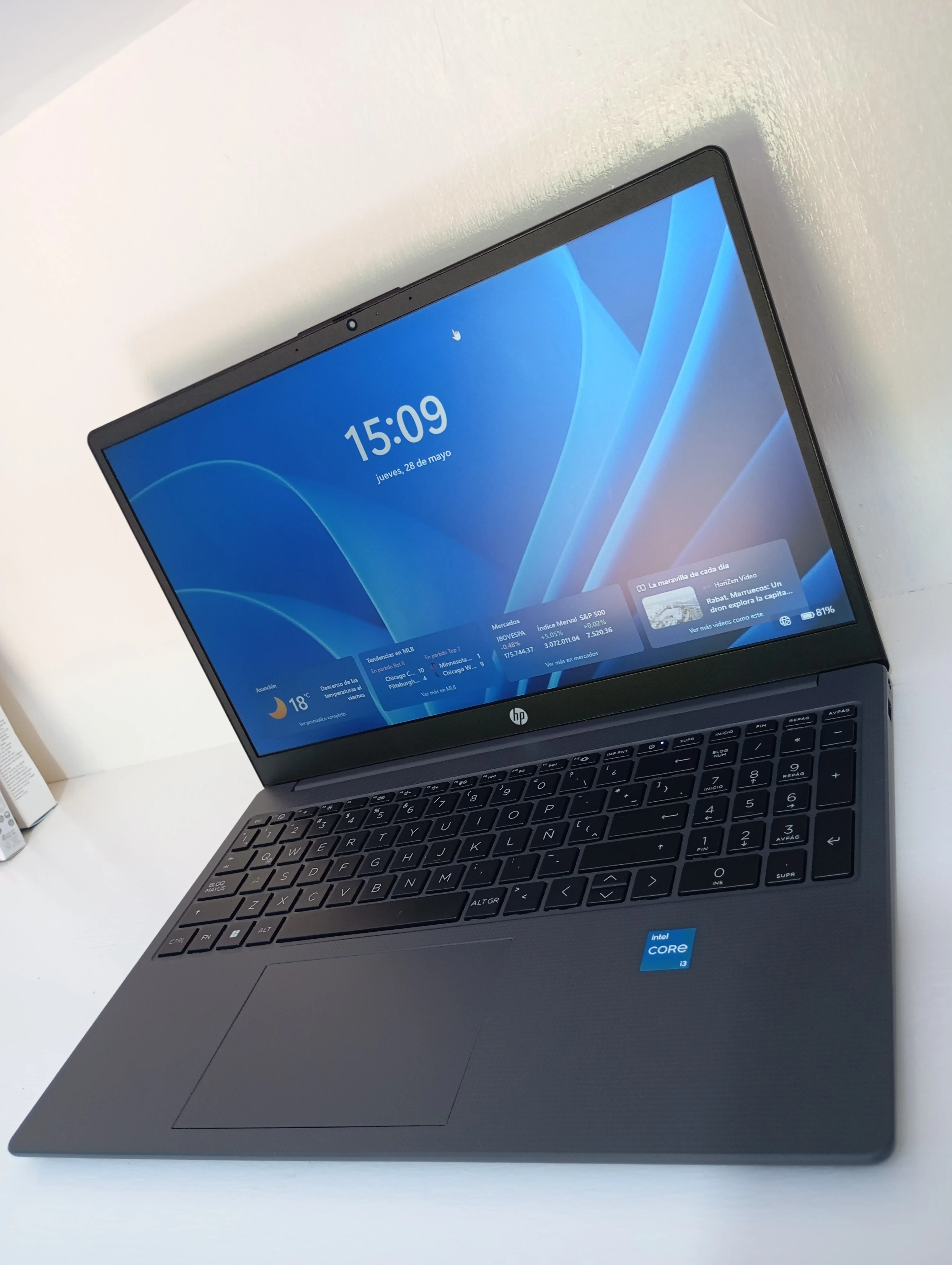 HP Core i3 Gen 13 Semi Nueva 8/512 Gris Sin detalles c/Cargador Original  3