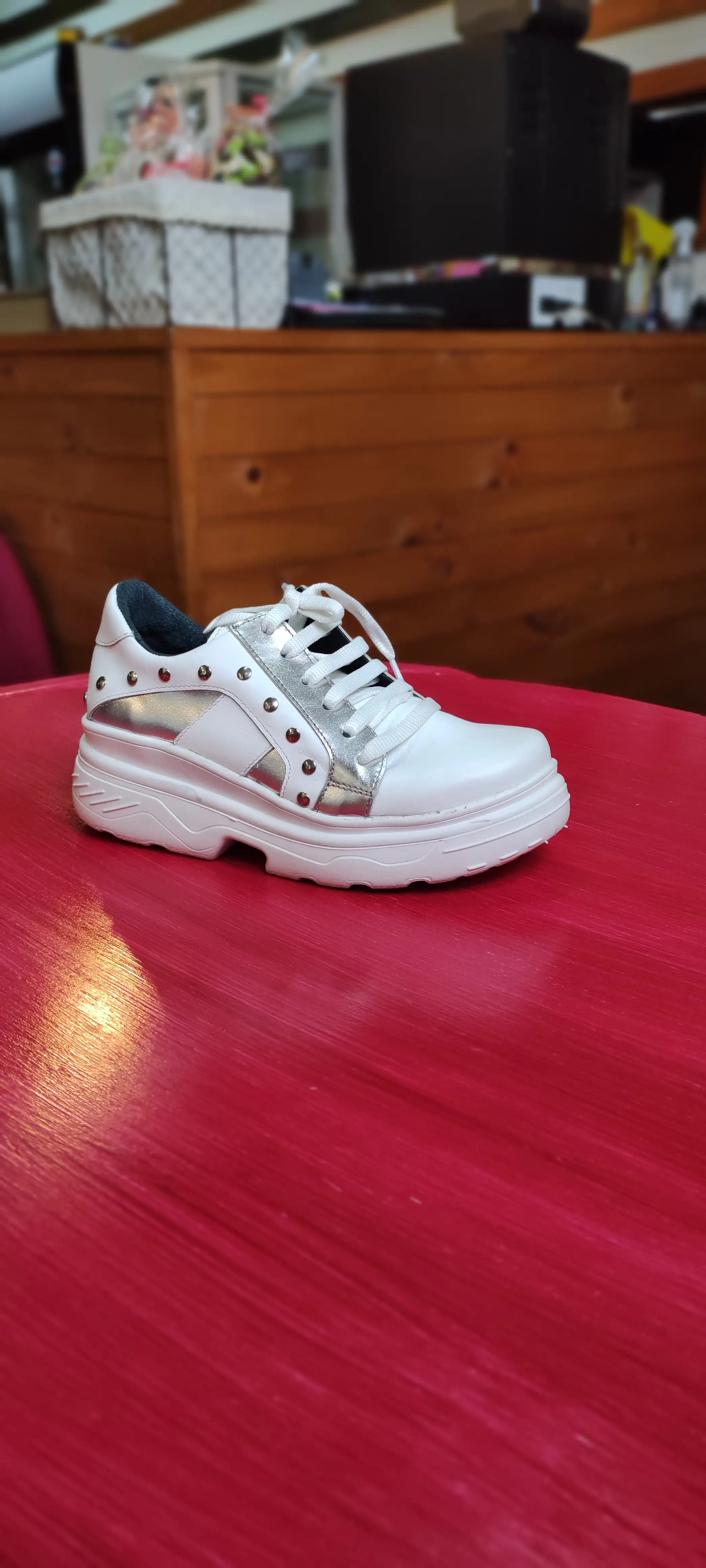 Zapatilla blanca con plata y tachas 