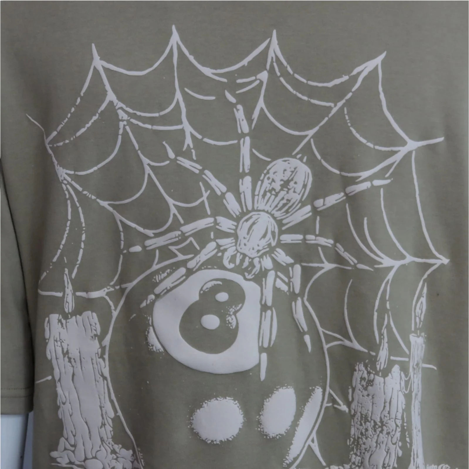 Playera Beige Over araña con bolsas 3