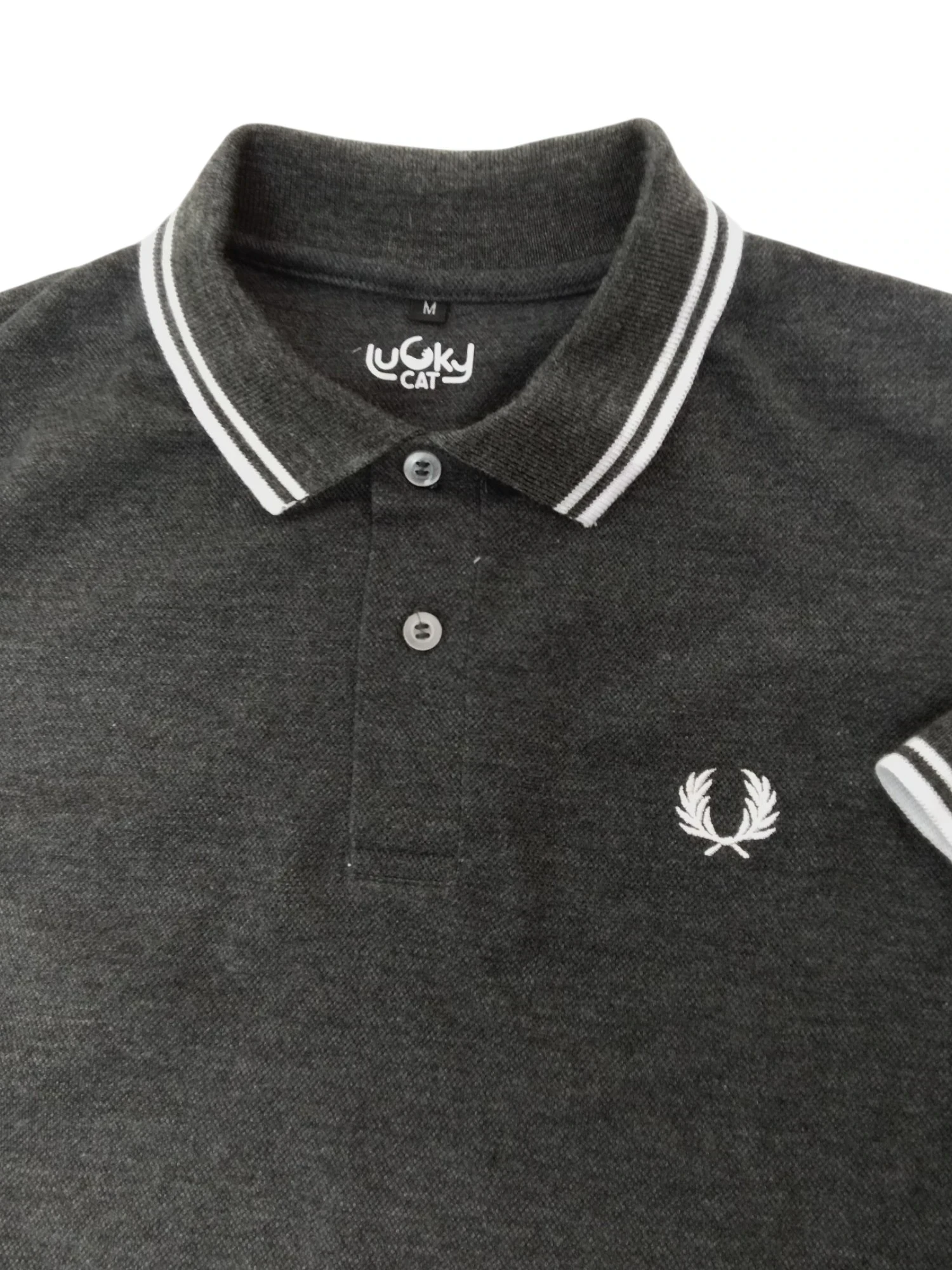 Camisa polo gris oscura con blanco 