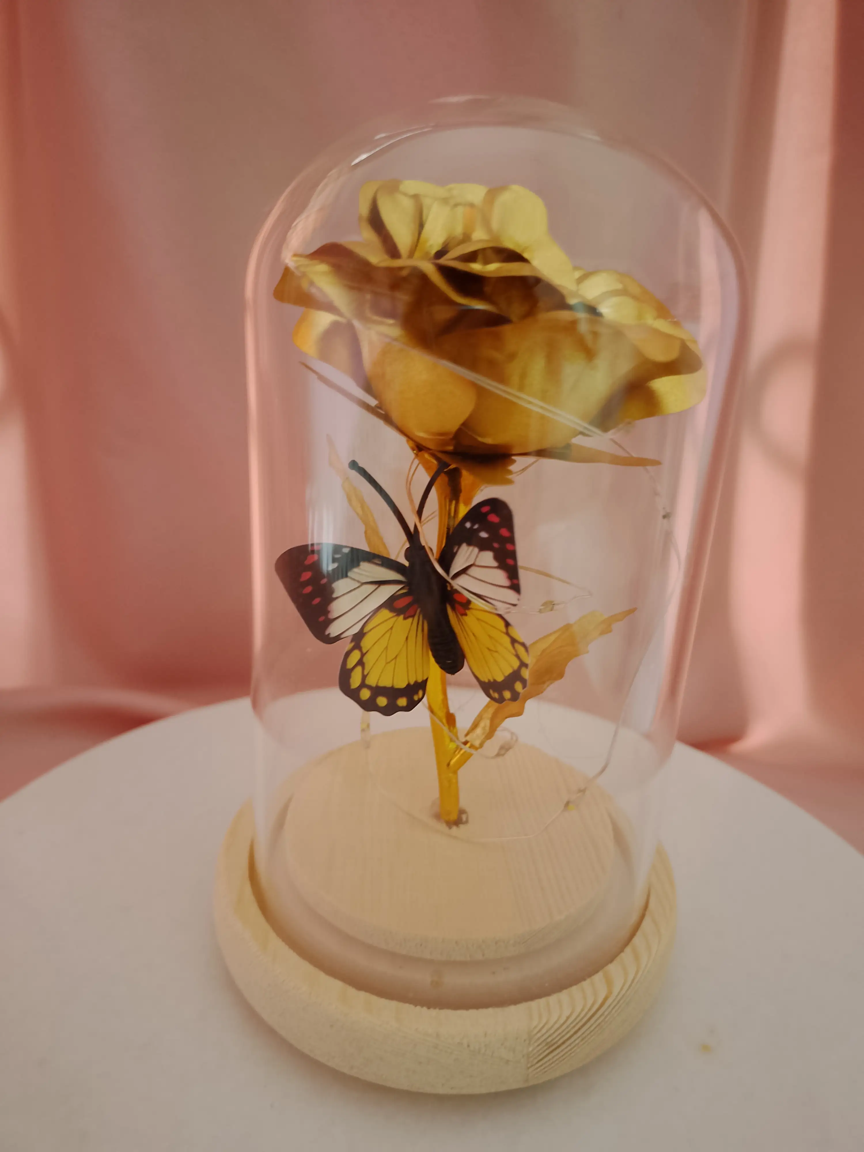 Rosa bella y bestia dorada con mariposa 🌹