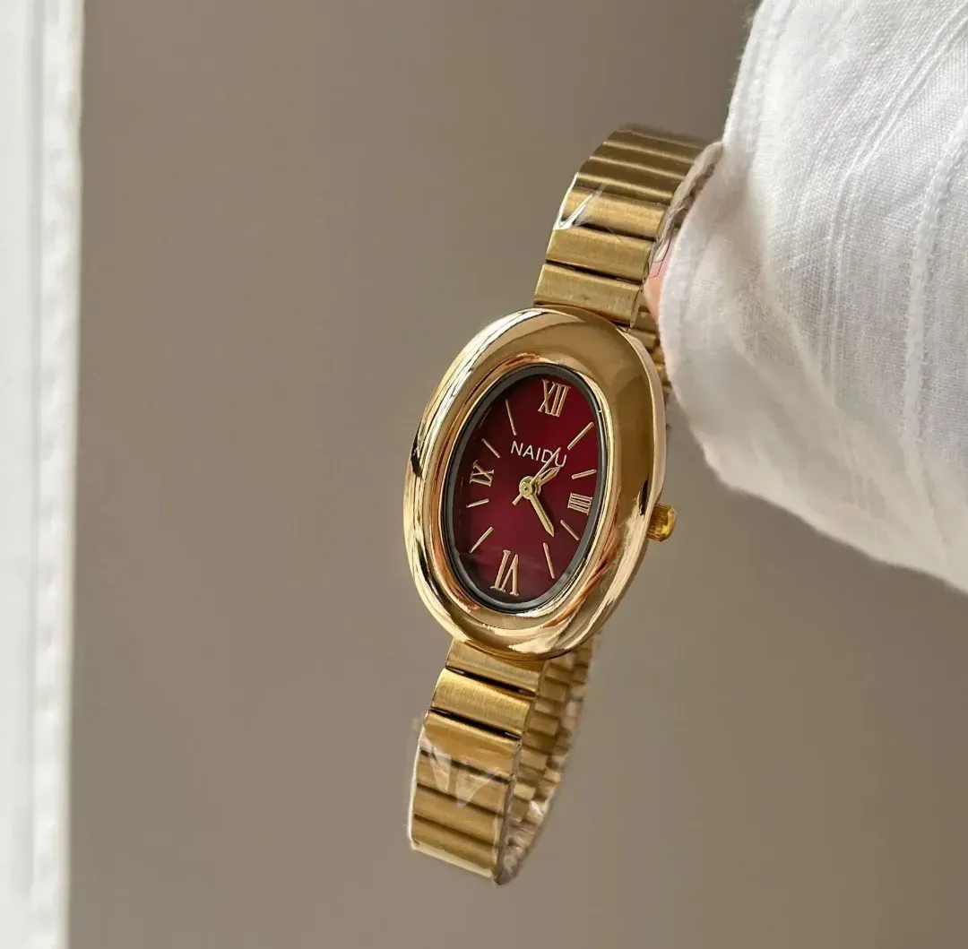 Reloj Naidu Original Acero Análogo Ovalado Dorado Fondo Rojo 2