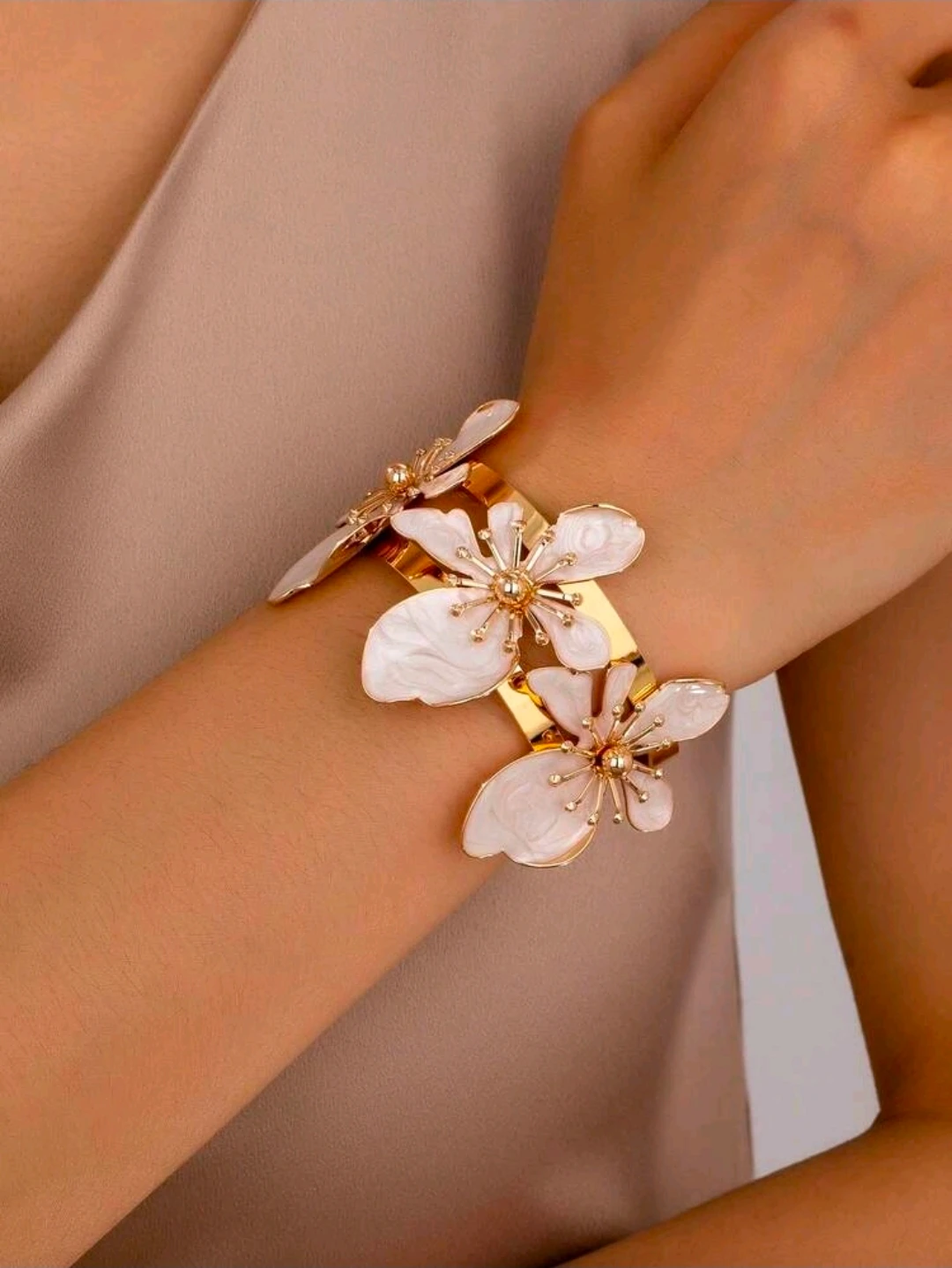 Brazalete elegante de hierro  2