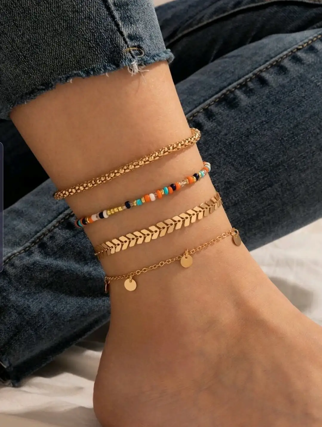 Juego de anklets dorados con cuentas de colores