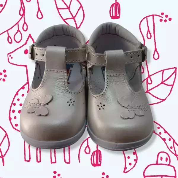 Zapato para niña color beige con mariposa.  2