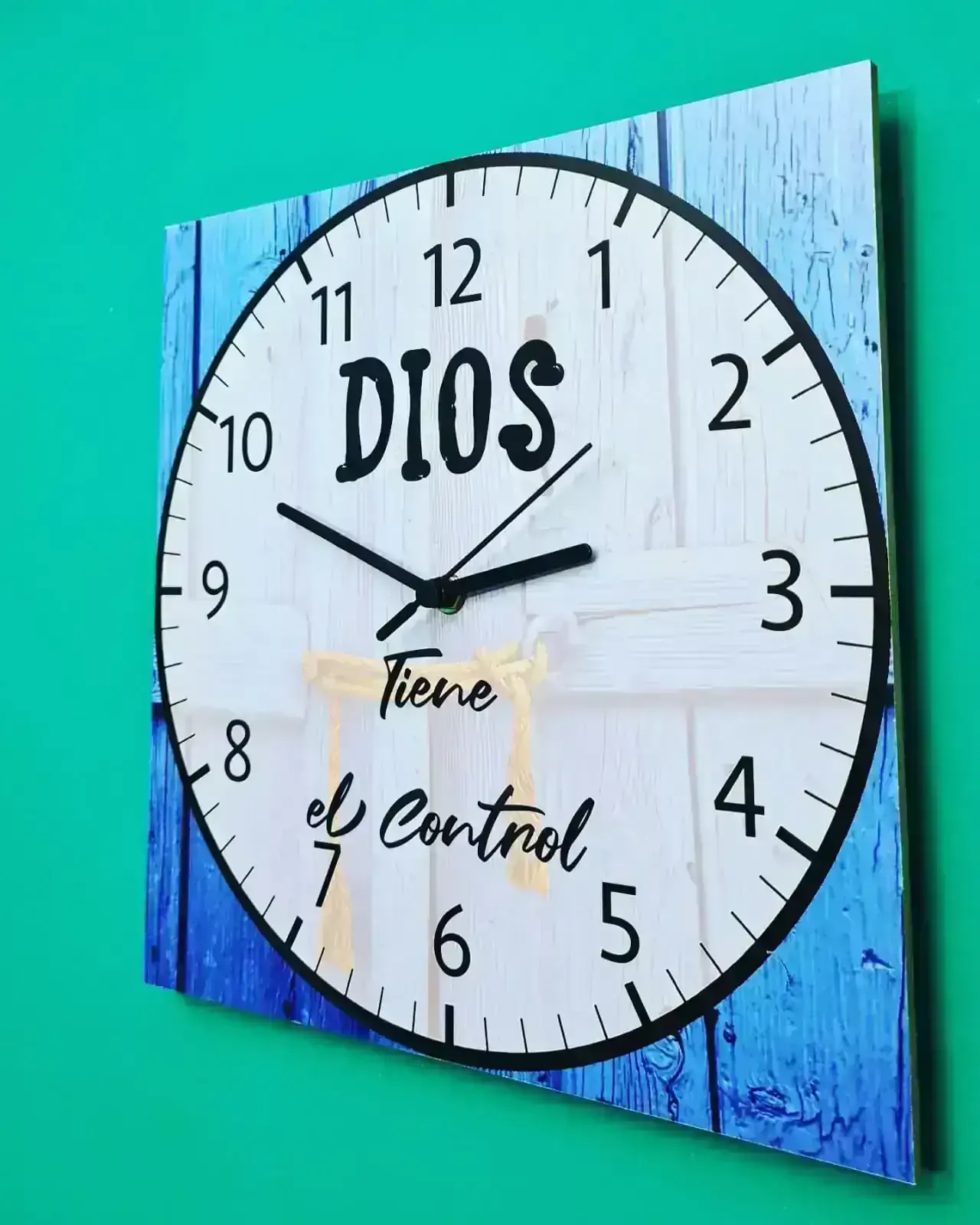 Reloj cuadrado de pared. R105