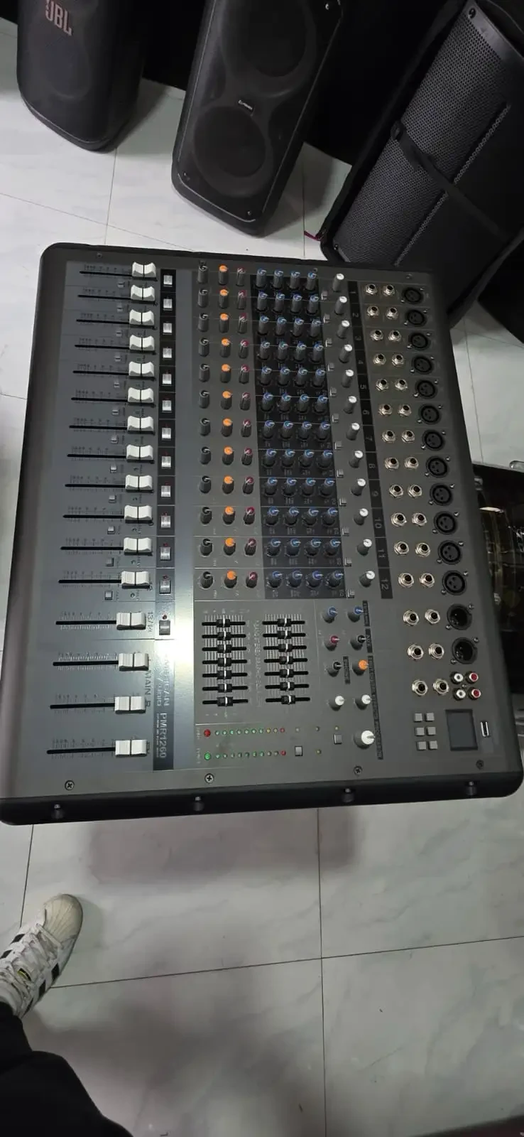  CONSOLA POTENCIADA AMERICAN AUDIO PMR-1260 6000W. ENVIOS A TODA BOLVIA  es un gran mezclador de 14 canales. Este mezclador está en condiciones de menta. Tiene conectividad Bluetooth y puede grabar en una unidad USB. La ecualización gráfica hace que la mezcla sea un chasquido. Muy versátil para música en vivo y estudio de grabación casero. Con un potencia de 6000W.