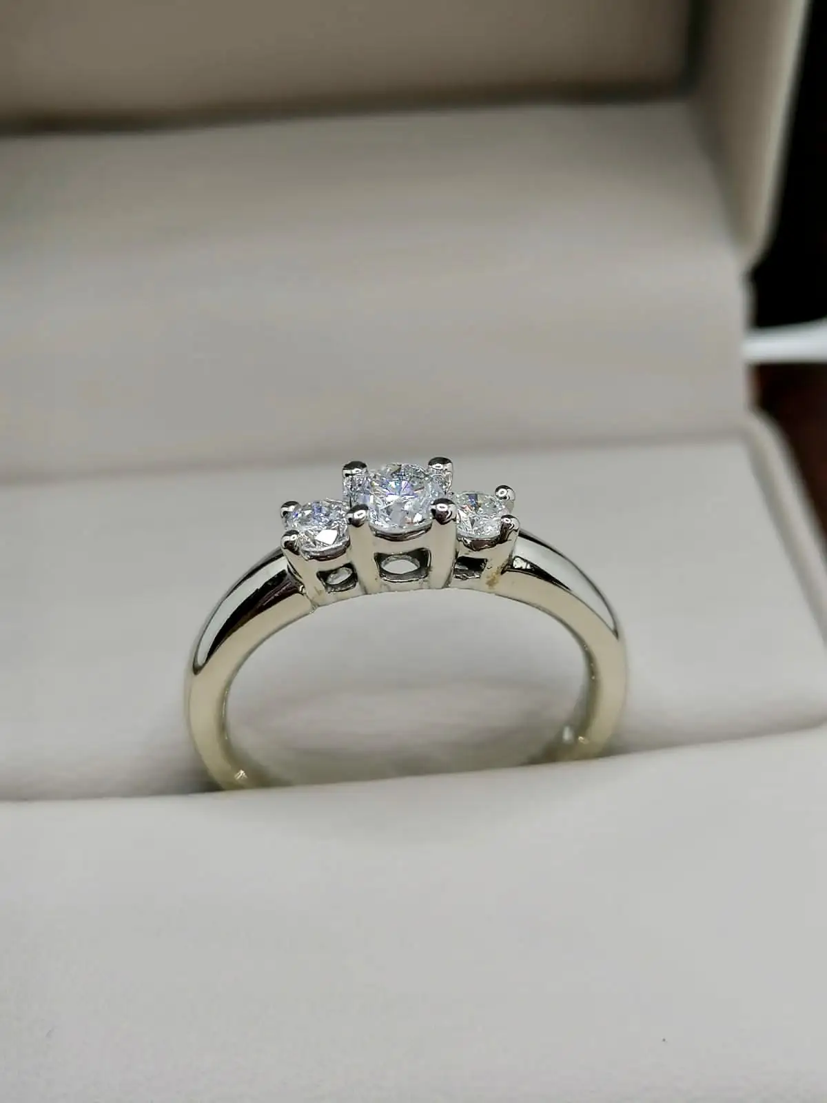 Anillo 3 piedras  2