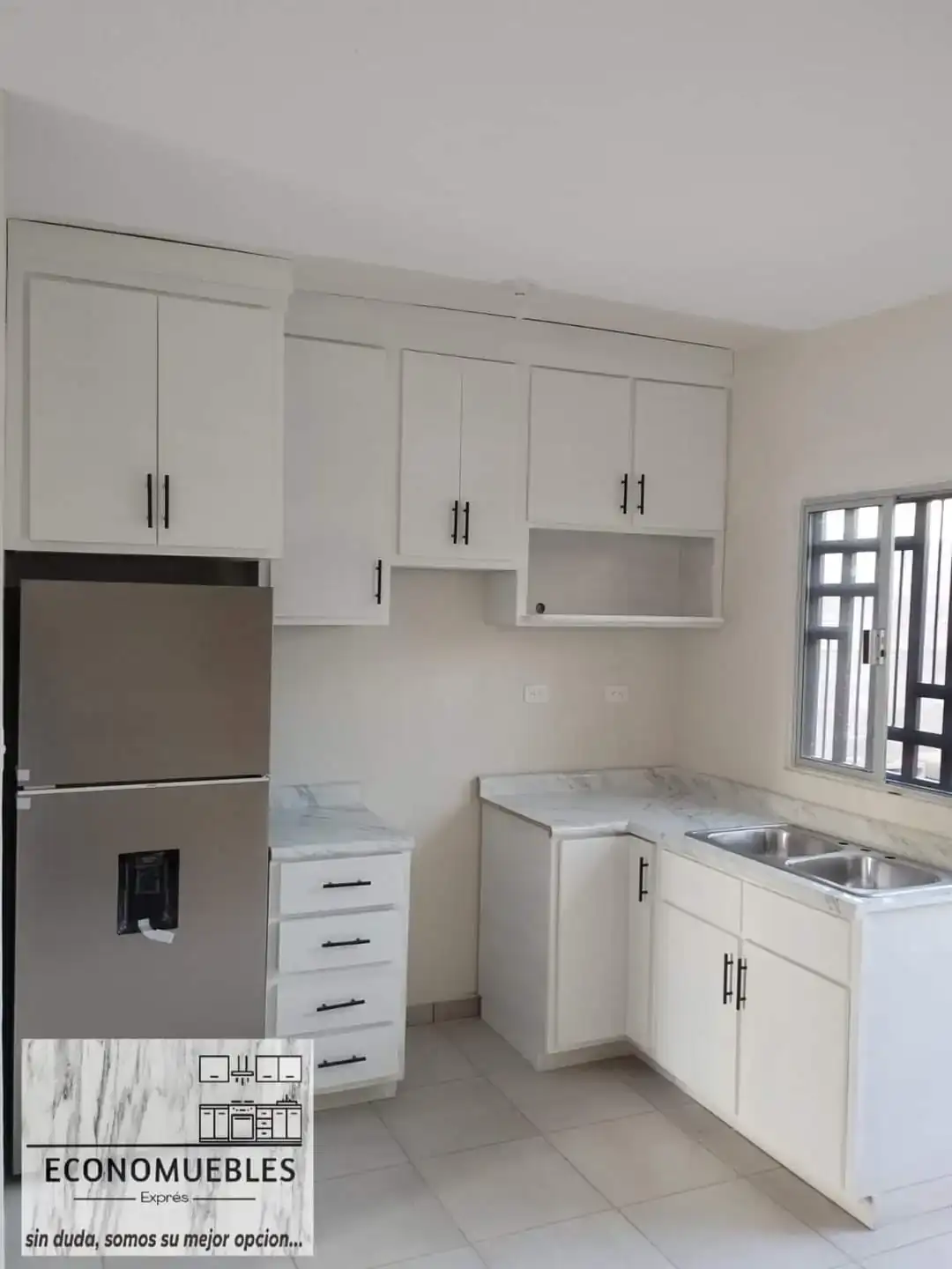 Bonita cocina blanca tipo residencial 