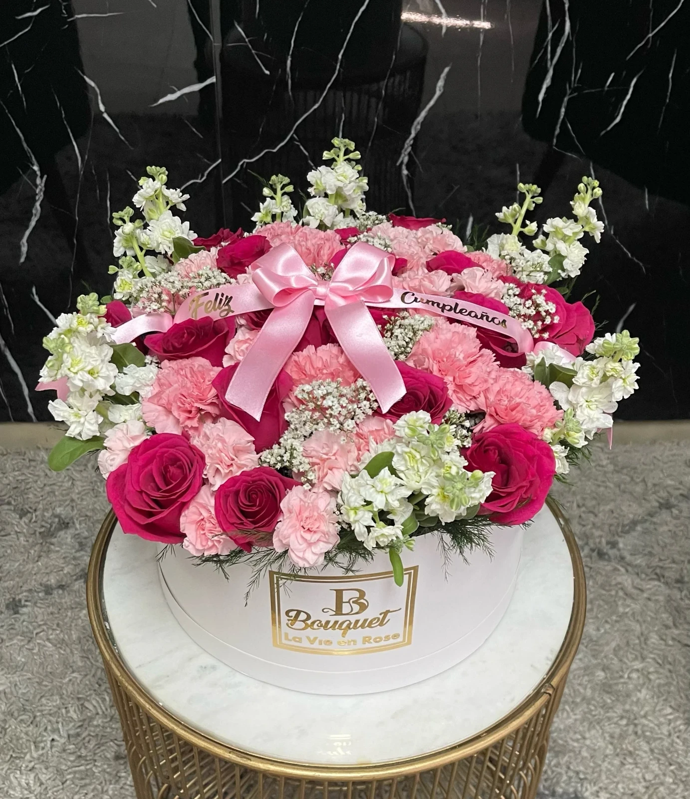 Bouquet con cinta personalizada, rosas y claveles  2