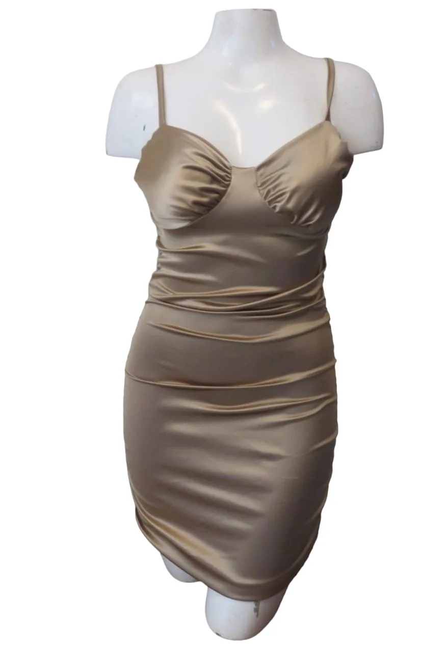 Vestido dorado de satín copa 