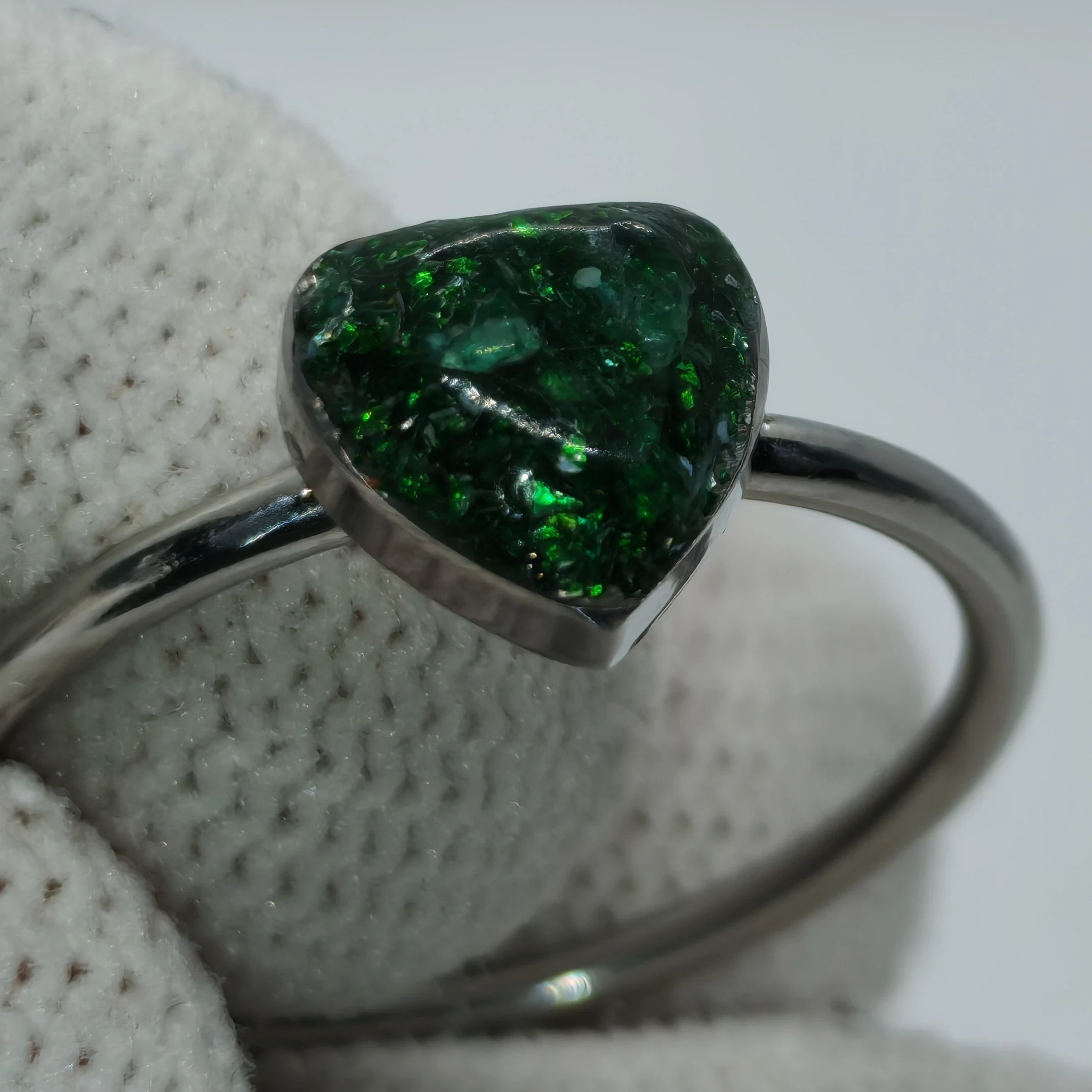 Sortija talla 8. 5 de Esmeraldas y Mica Verde 
