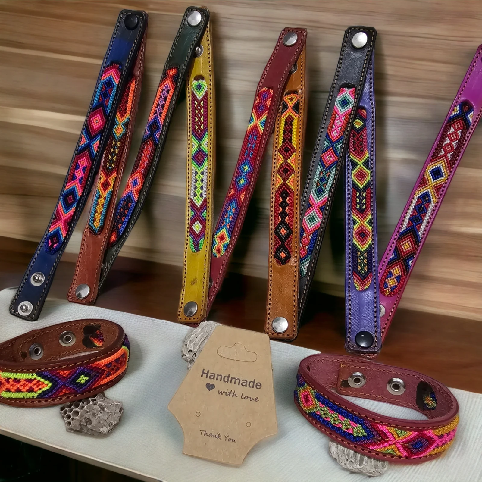 Pulsera de piel con tejido