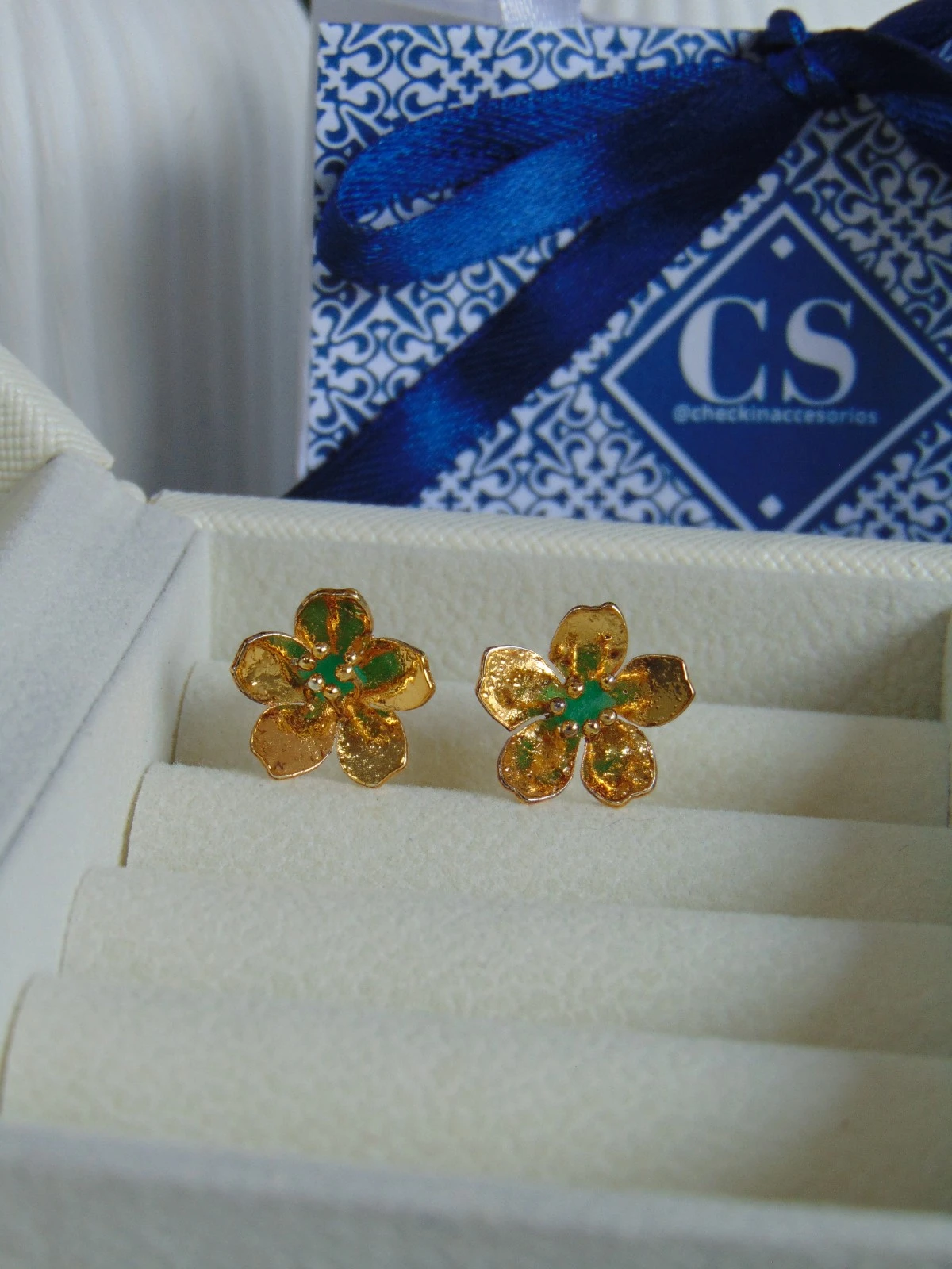 ARETE TOPO BAÑO DE ORO 24K FLOR PEQ MURRALLA ESMERALDA 2