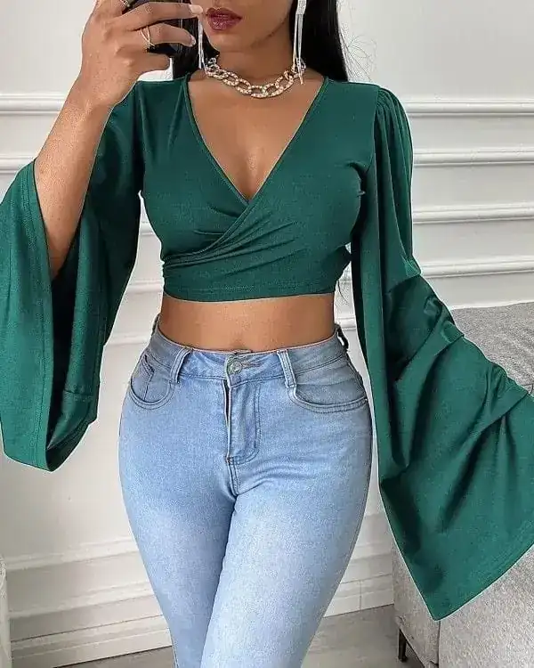 Blusa manga encampanada  tipo crop top 