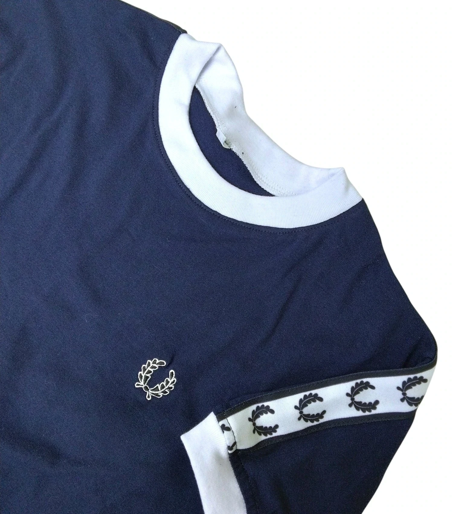 Camiseta azul oscuro con cinta de laurel 