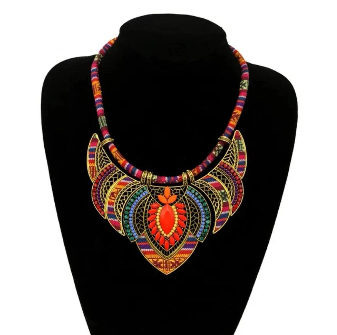 Collar con diseño étnico y textura de aguayo