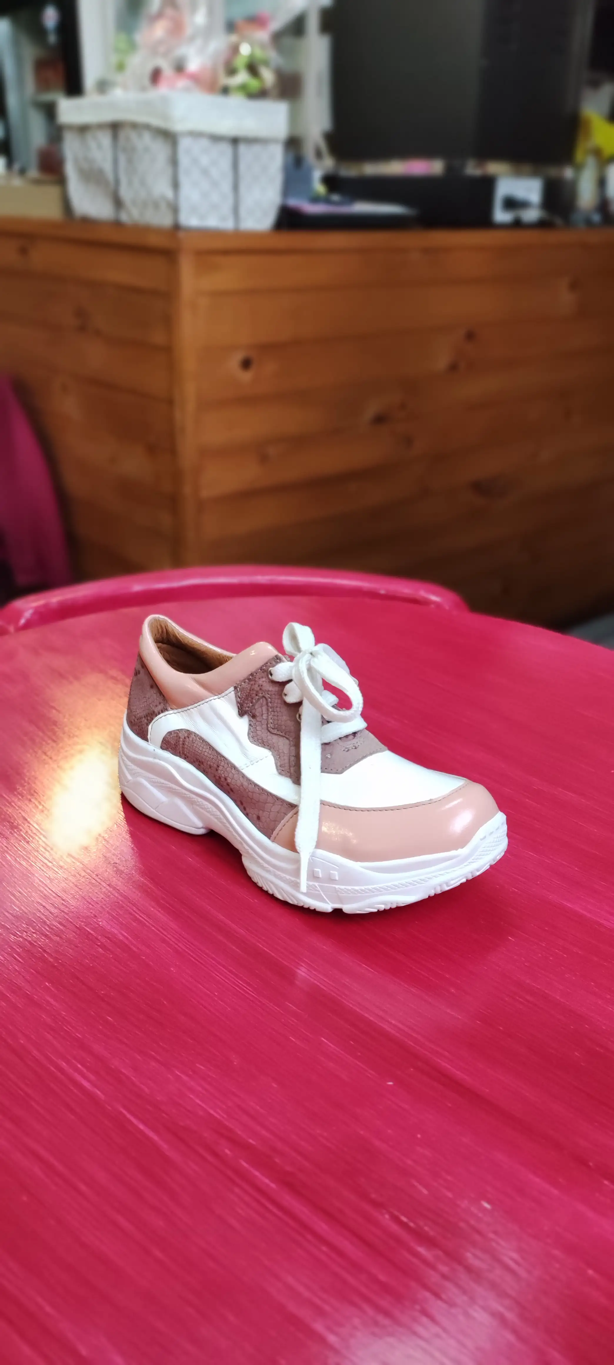 Zapatilla rosa y blanco 