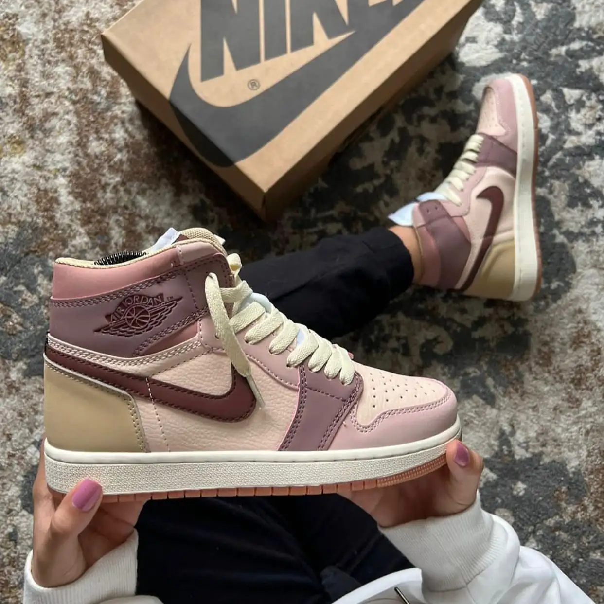 Jordan Retro 1 ROSE BLACK  2