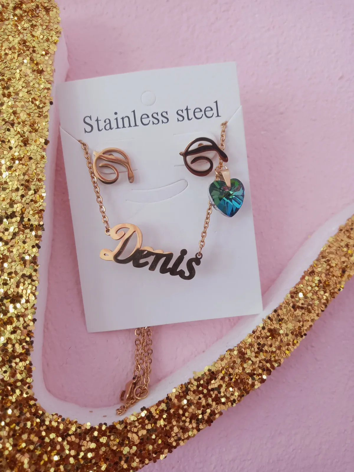 Nombre con aretes