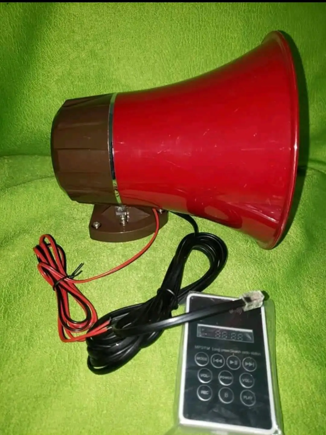 MEGAFONO CON IMAN Y AMPLIFICADOR PARA AUTO 