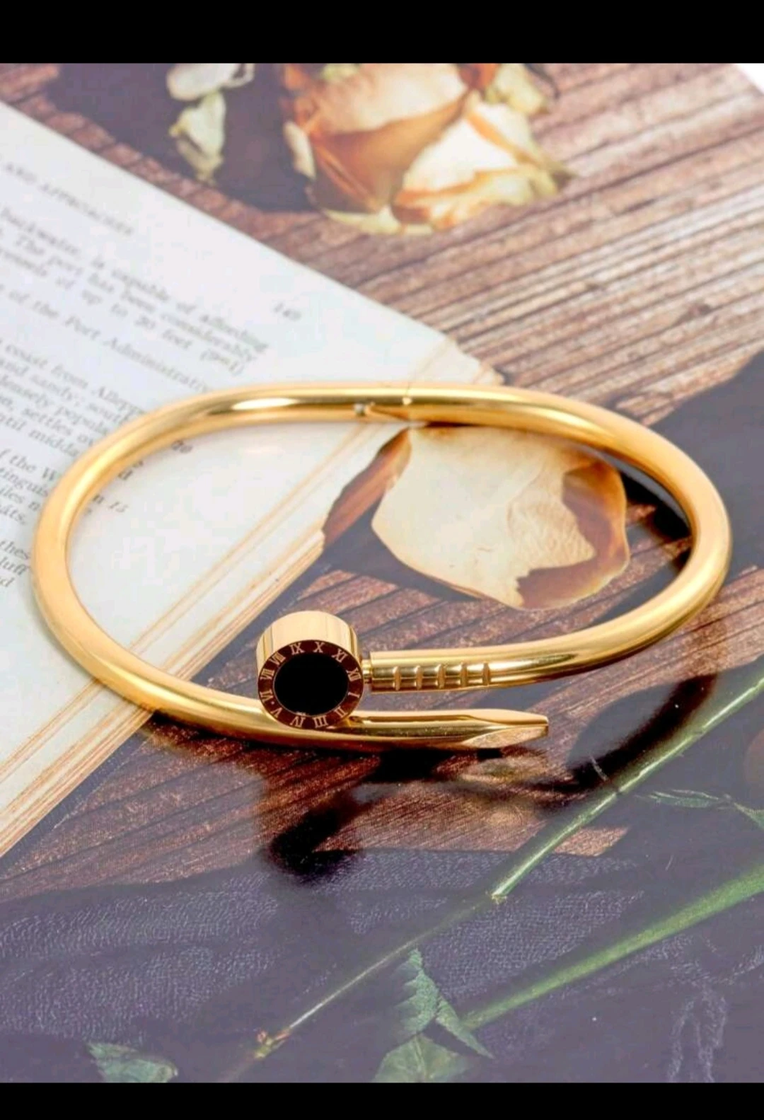 Brazalete con apertura de cuña clavo/ diseño en numero romanos 4