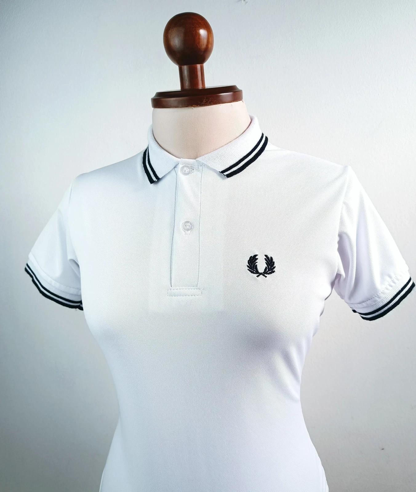 Camisa polo blanca con cuello a cuadros 