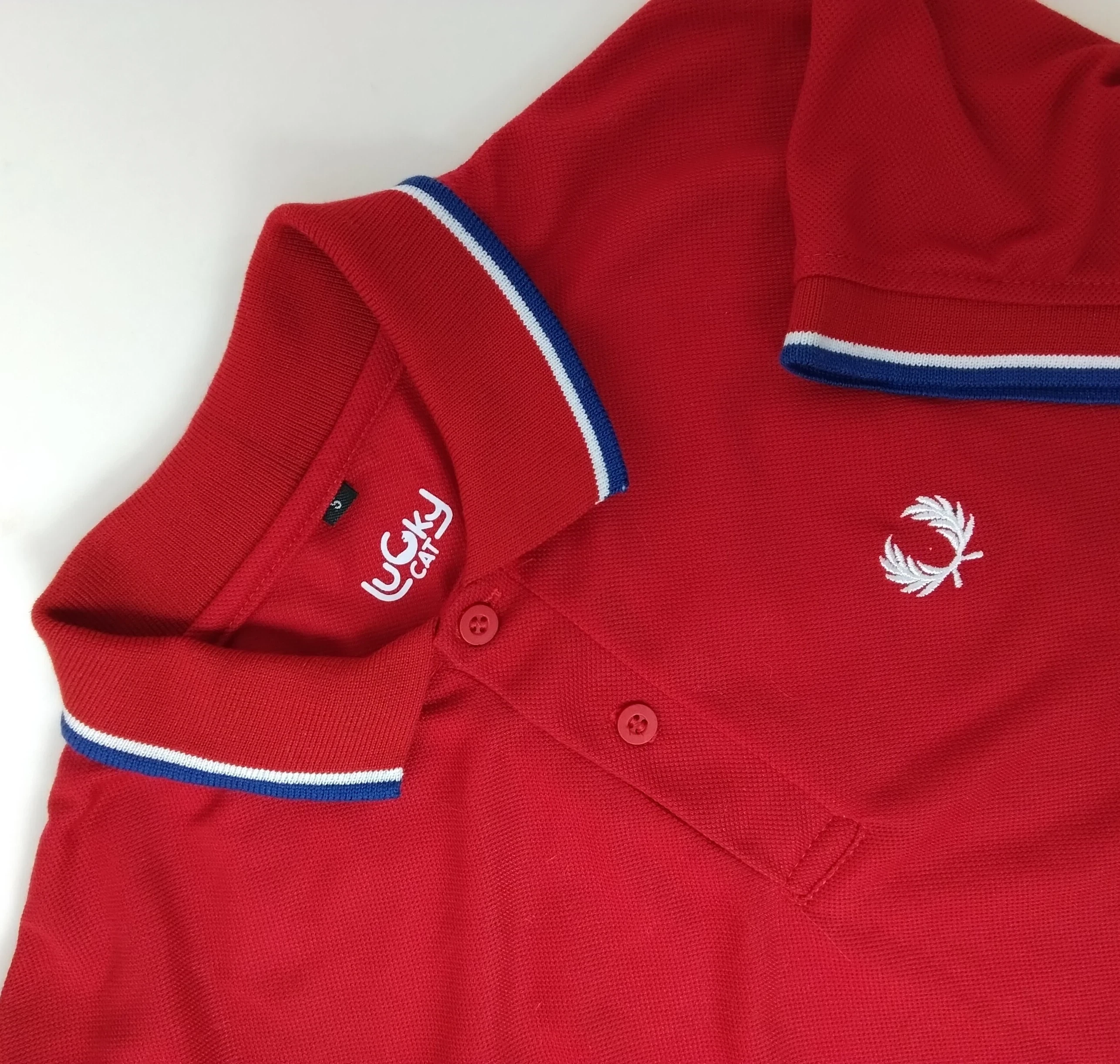 Polo rojo con linea blanca 