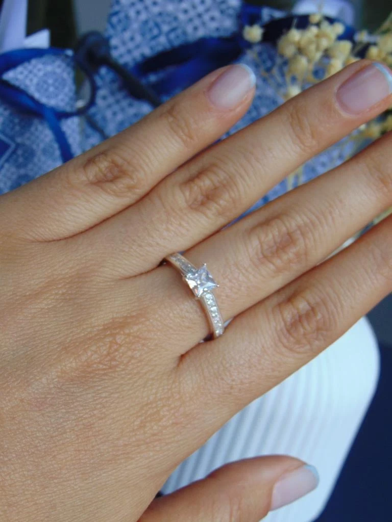 ANILLO PLATA LEY 925 DELGADO TIPO TIFFANI CIRCON CUADRADO TALLA 8