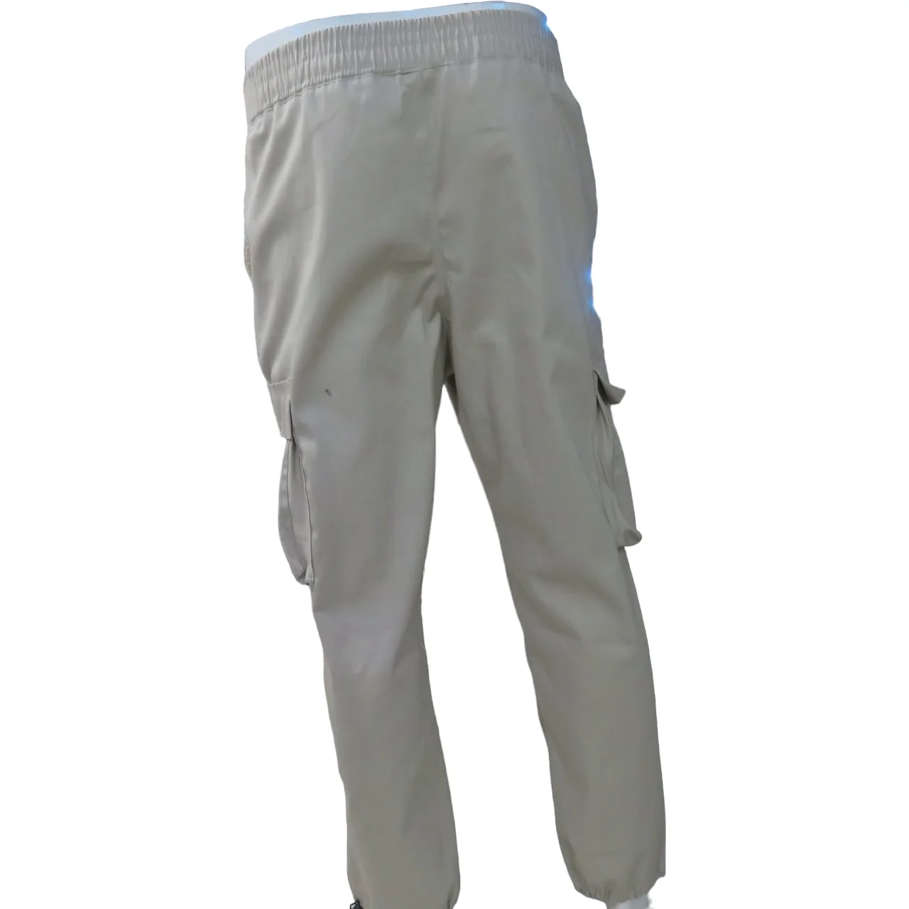 Pantalón cargo beige con broche 3