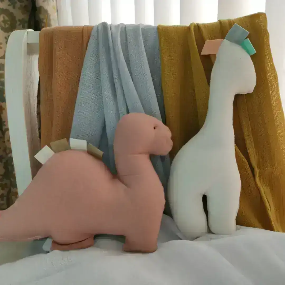 Muñeco de apego jirafa 2