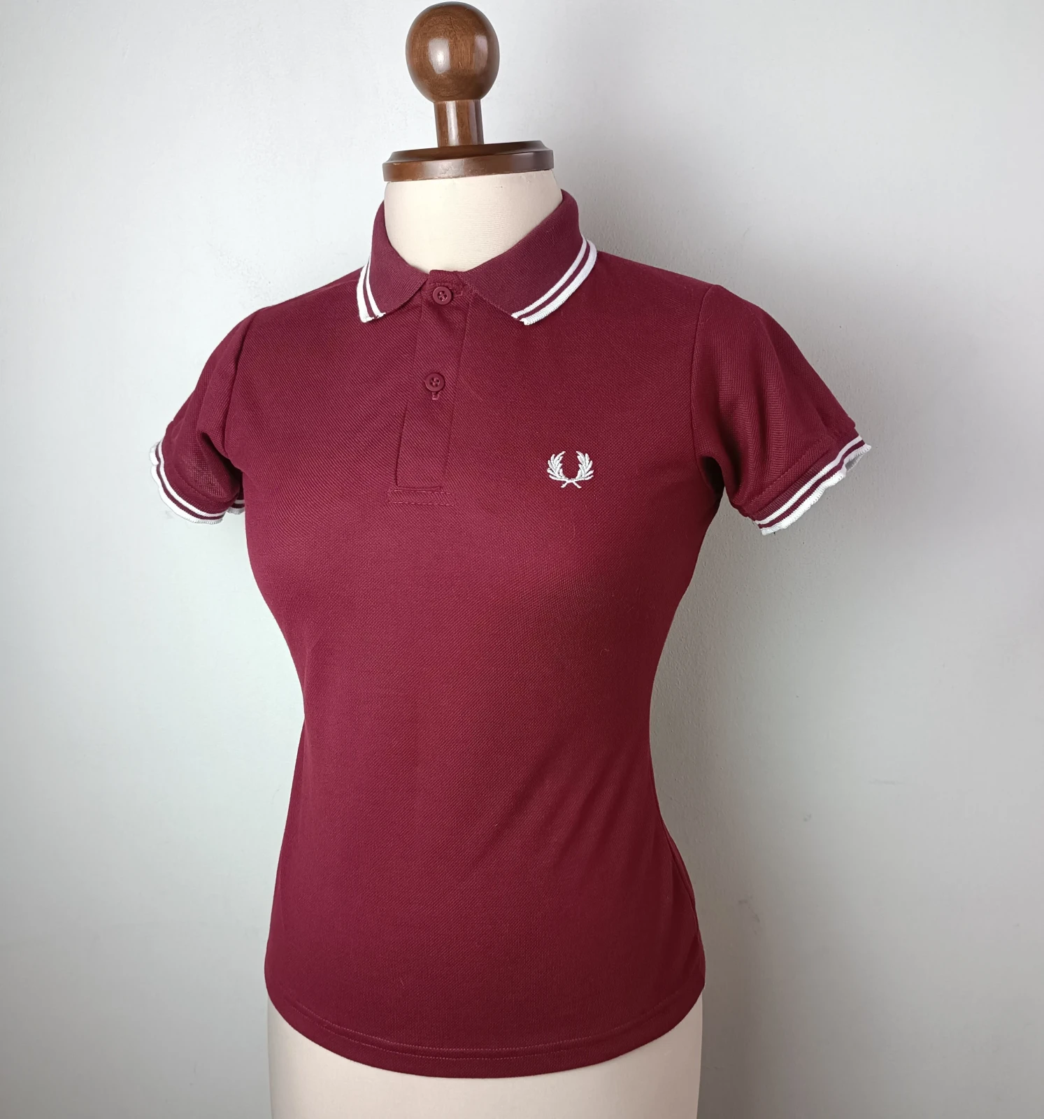 Camisa polo vinotinto con blanco 
