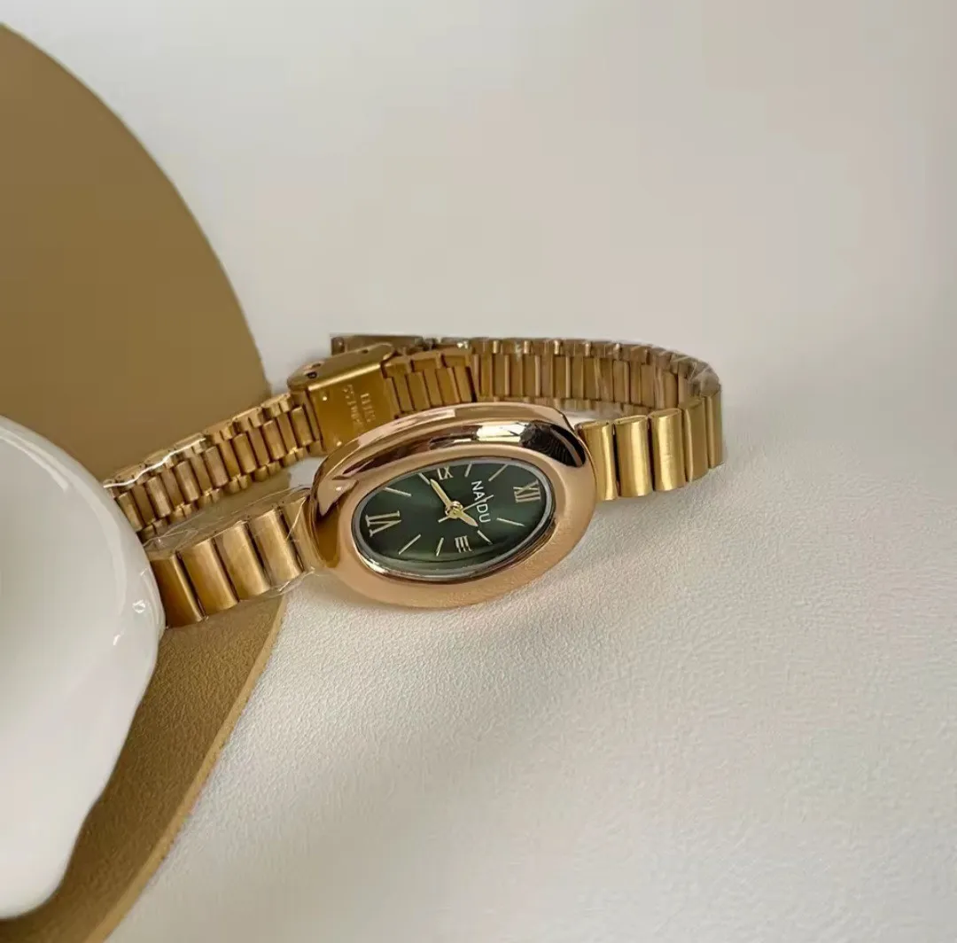 Reloj Naidu Original Acero Análogo Ovalado Dorado Fondo Verde 3