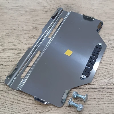 Suzuki AC DR 150 Porta placa con tornillos ocultos acero cromado logo 3d negro ML