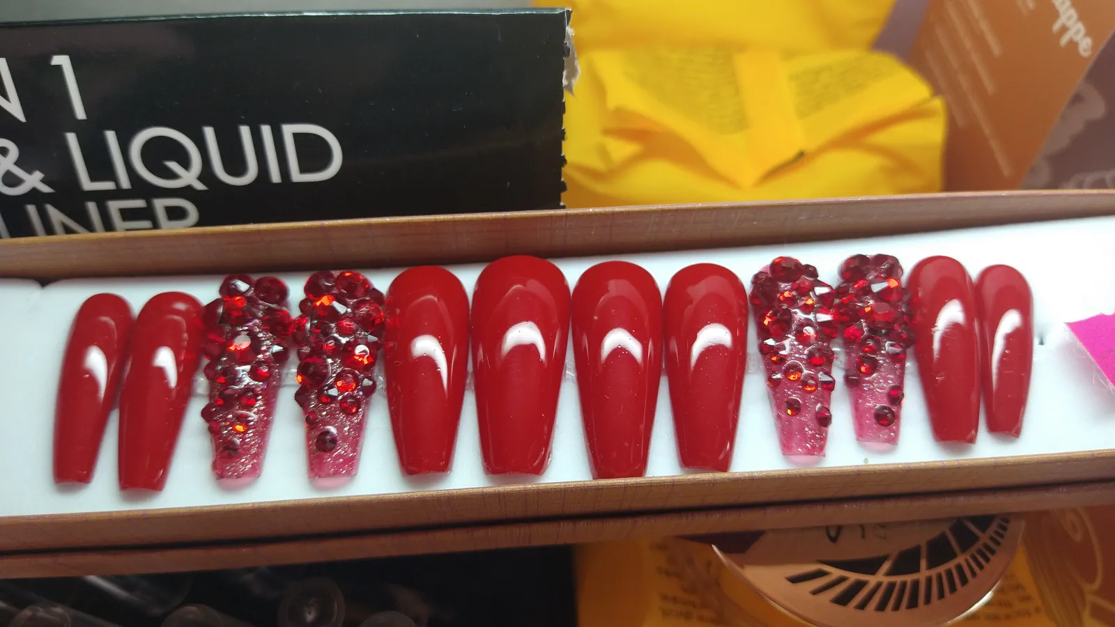 Uñas rojas largas 2