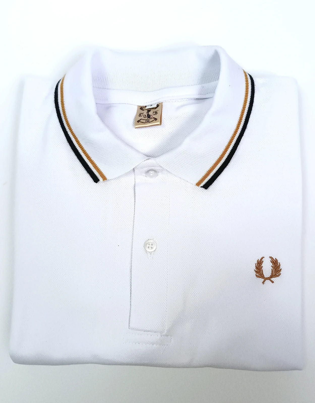 Camisa polo blanco con negro y dorado 2