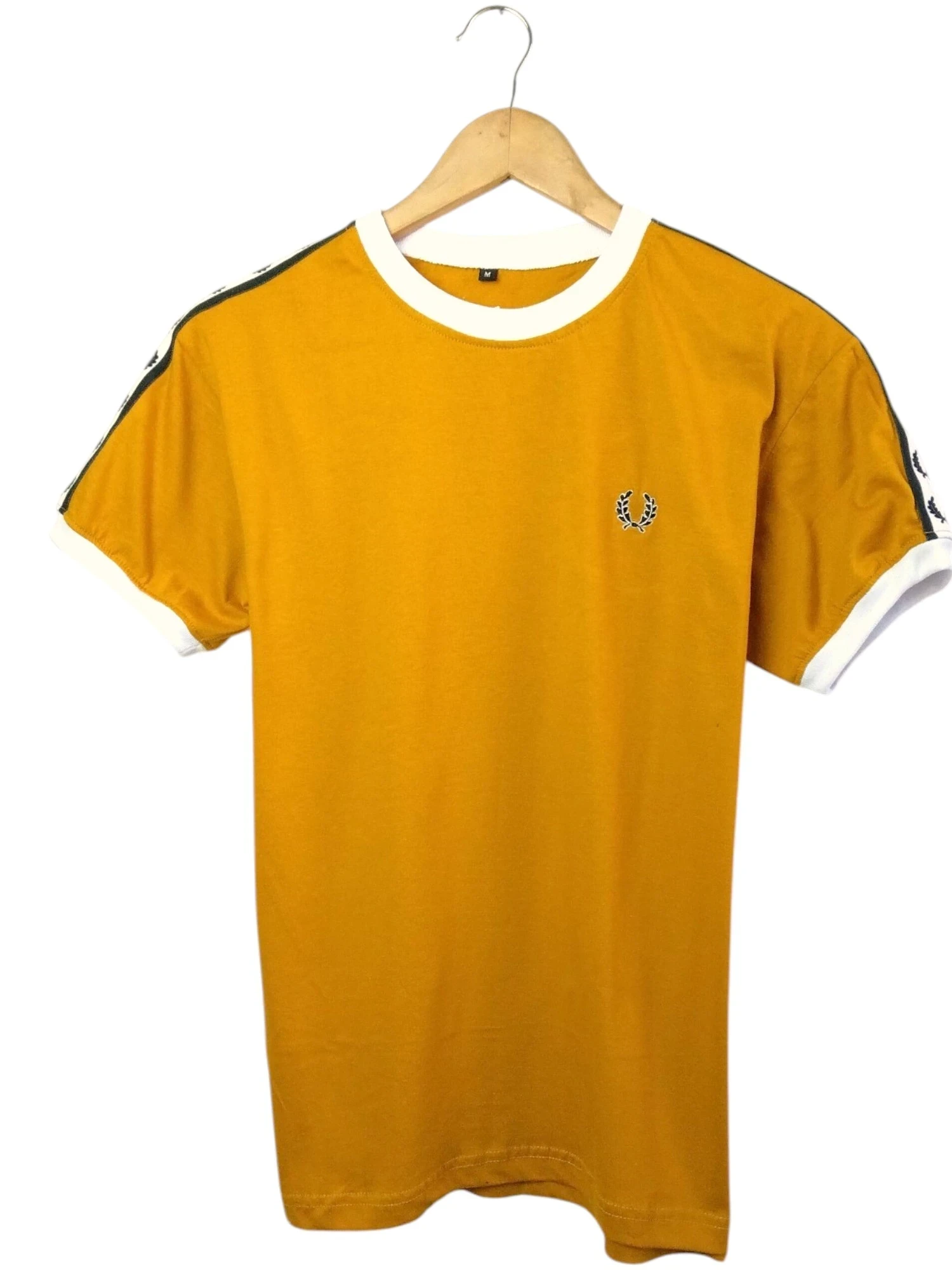 Camiseta cinta laureles en hombros mostaza 