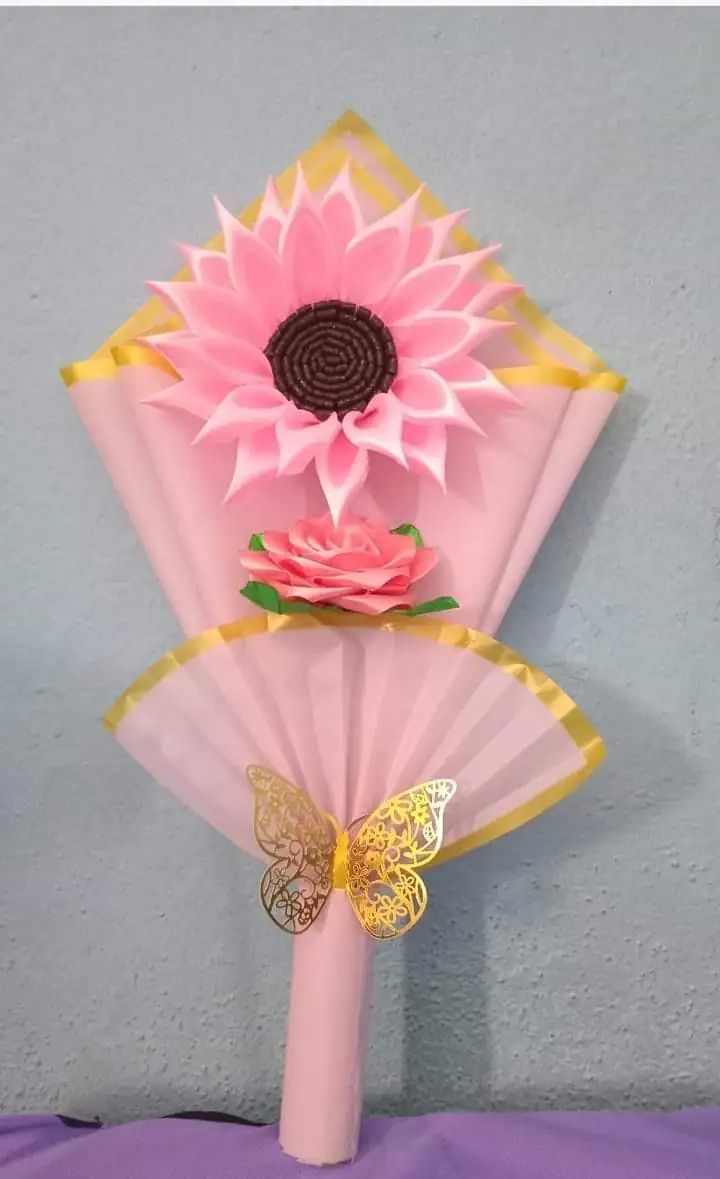Girasol y rosa eterna rosadas 