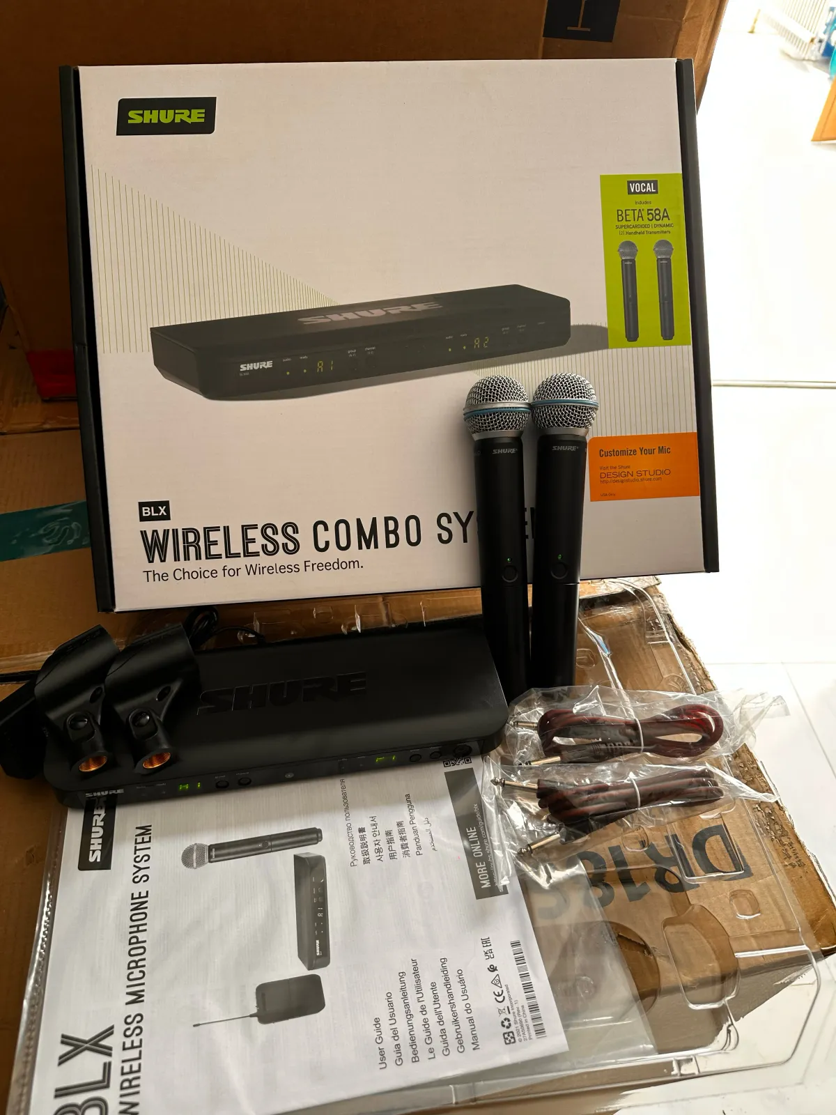 Shure BLX288/B58 PRECIO: 3300Bs Un sistema inalámbrico dual que incluye el receptor BLX88 y dos transmisores de mano BLX2 con cápsulas de micrófono Beta 58A integradas. Es conocido por combinar un sonido de calidad profesional con una configuración sencilla.  Características Principales Calidad de Audio Superior: Ofrece el legendario sonido Shure con claridad profesional y fiabilidad para voces en vivo, discursos o karaoke. Facilidad de Uso: Cuenta con la función "QuickScan" de un solo toque, que localiza rápidamente la mejor frecuencia abierta para evitar interferencias, lo que facilita la configuración. Alcance y Batería: Proporciona un rango de operación de hasta 100 metros (300 pies) y los transmisores funcionan hasta 14 horas continuas con dos pilas AA (incluidas). Construcción Robusta: Los micrófonos Beta 58A están diseñados con una rejilla de malla de acero endurecido y un sistema antigolpes neumático avanzado que minimiza el ruido de manejo y resiste el uso rudo. Patrón Polar Supercardioide: La cápsula Beta 58A tiene un patrón supercardioide uniforme que aísla la fuente de sonido principal y rechaza eficazmente el sonido fuera del eje, proporcionando una alta ganancia antes de la retroalimentación.  5
