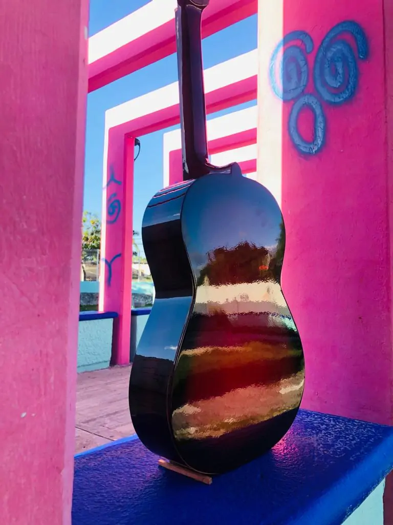Guitarra roja sombreada  2