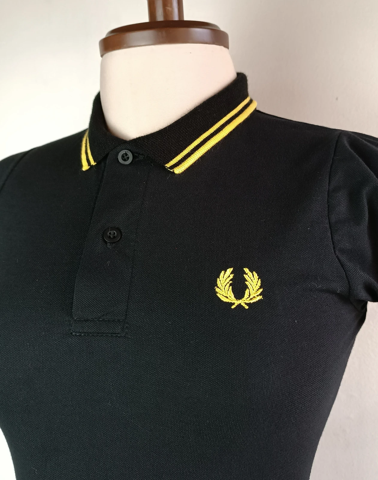 Camisa polo negra con amarillo 2