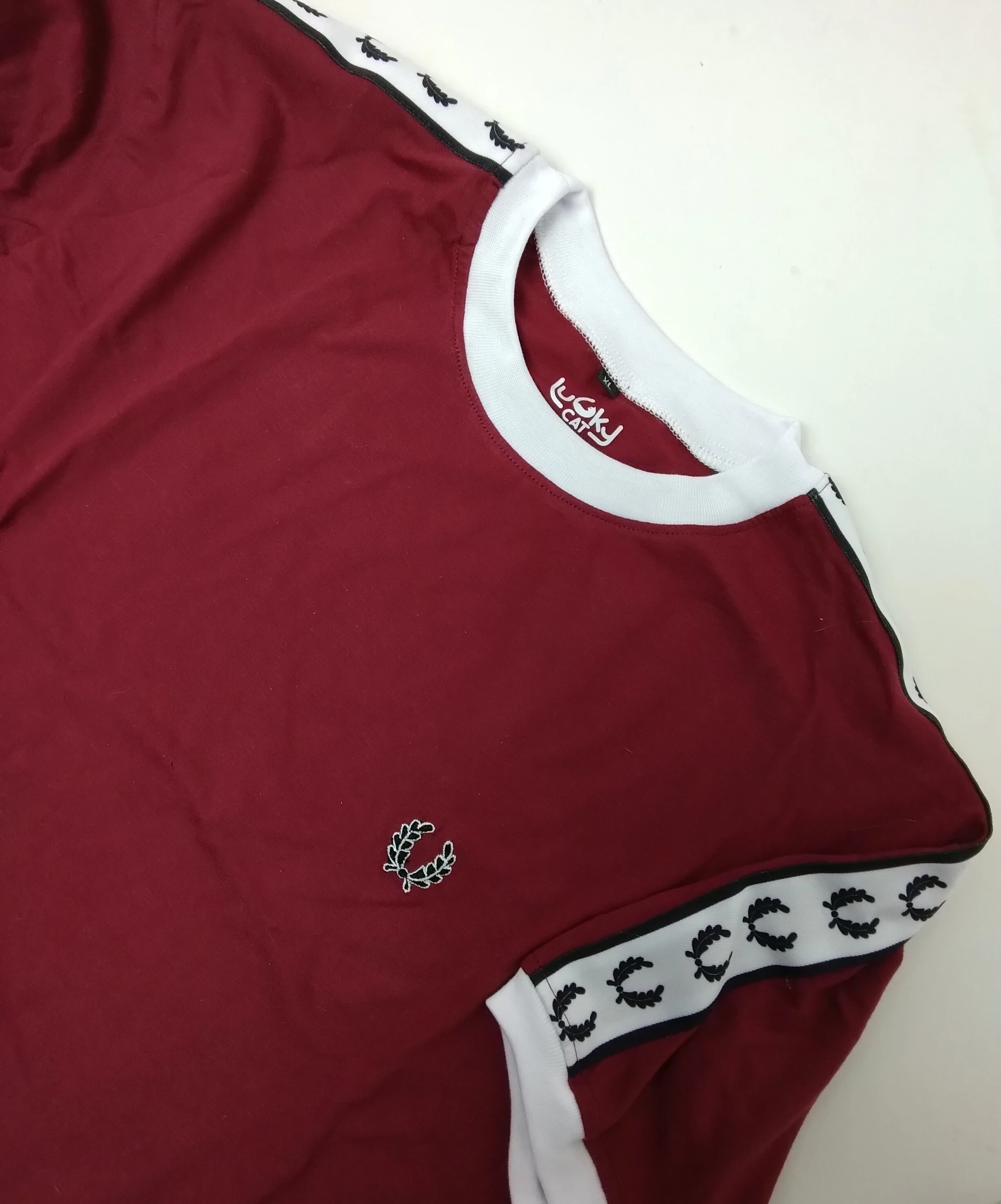Camiseta cinta laureles vinotinto 