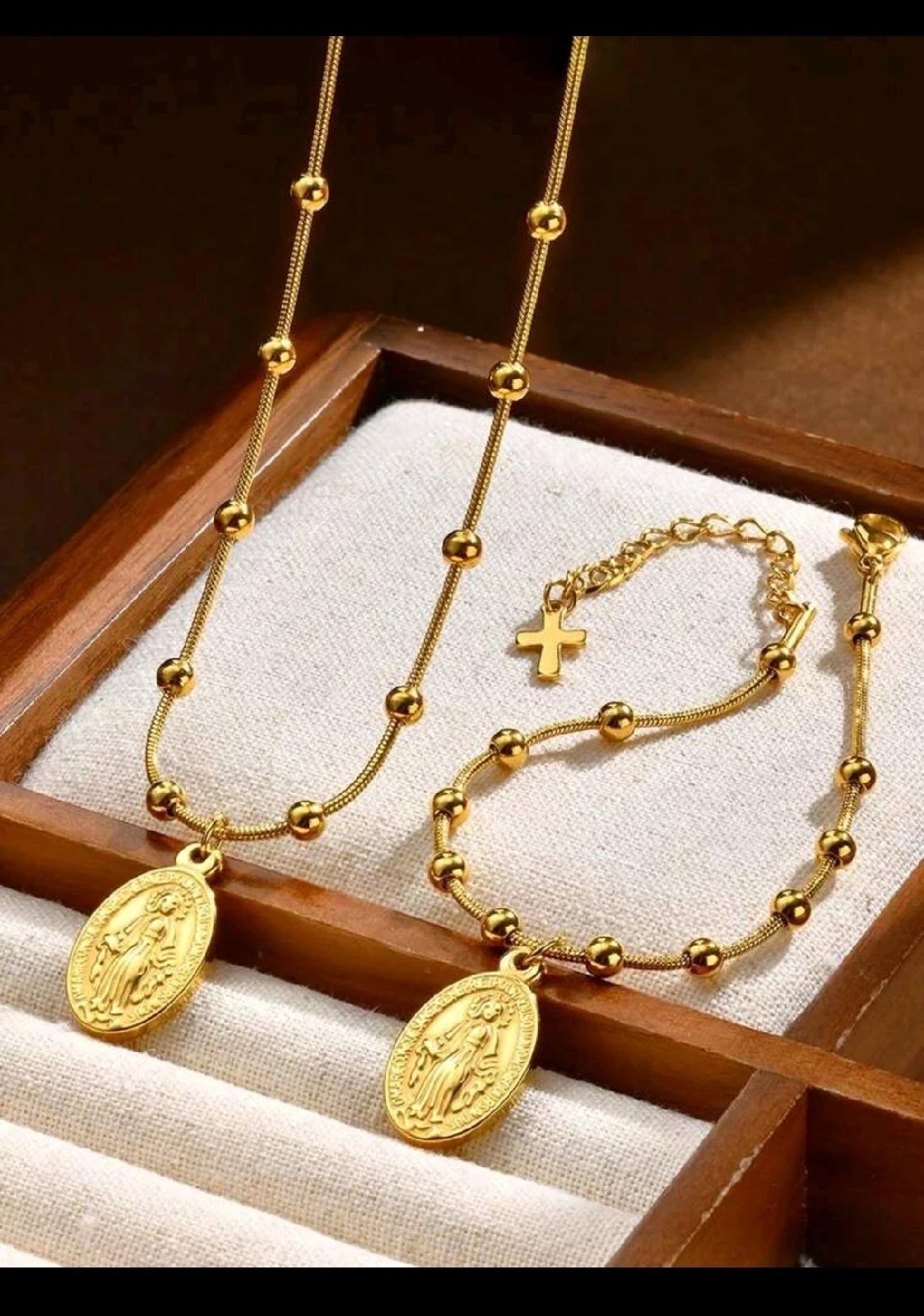 Set de Collar y Pulsera con Medalla de la Virgen Milagrosa en Acero Inoxidable con Baño de Oro 18K - Cadena Estilo Serpiente con Cuentas Esféricas y Dije de Cruz 4