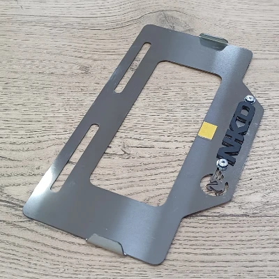 NKD 125 / Porta placa acero cromado logo 3d negro ML