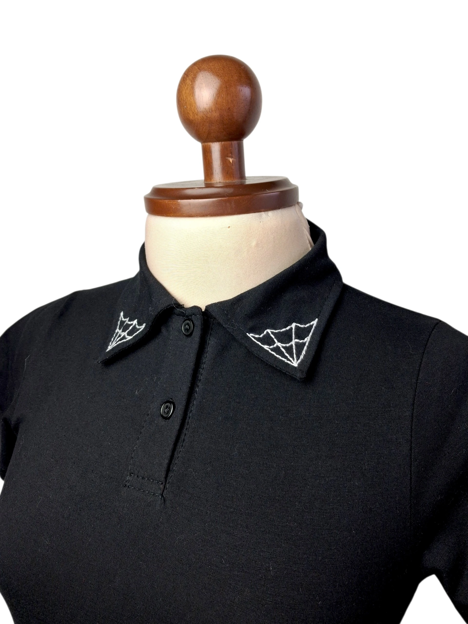 Camisa negra con cuello bordado de telaraña  2