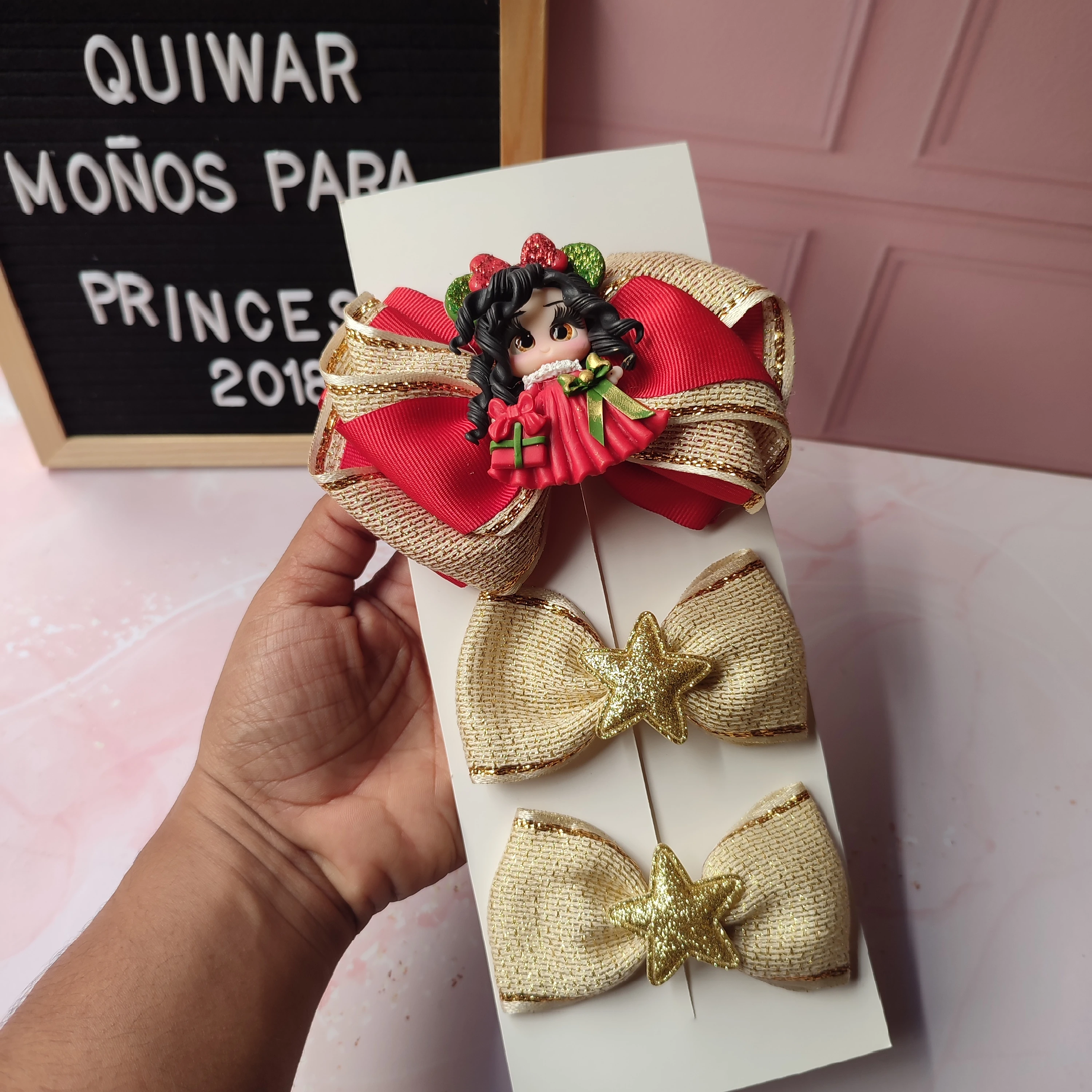 Lazo rojo navidad con dorado centro muñeca con par dorado