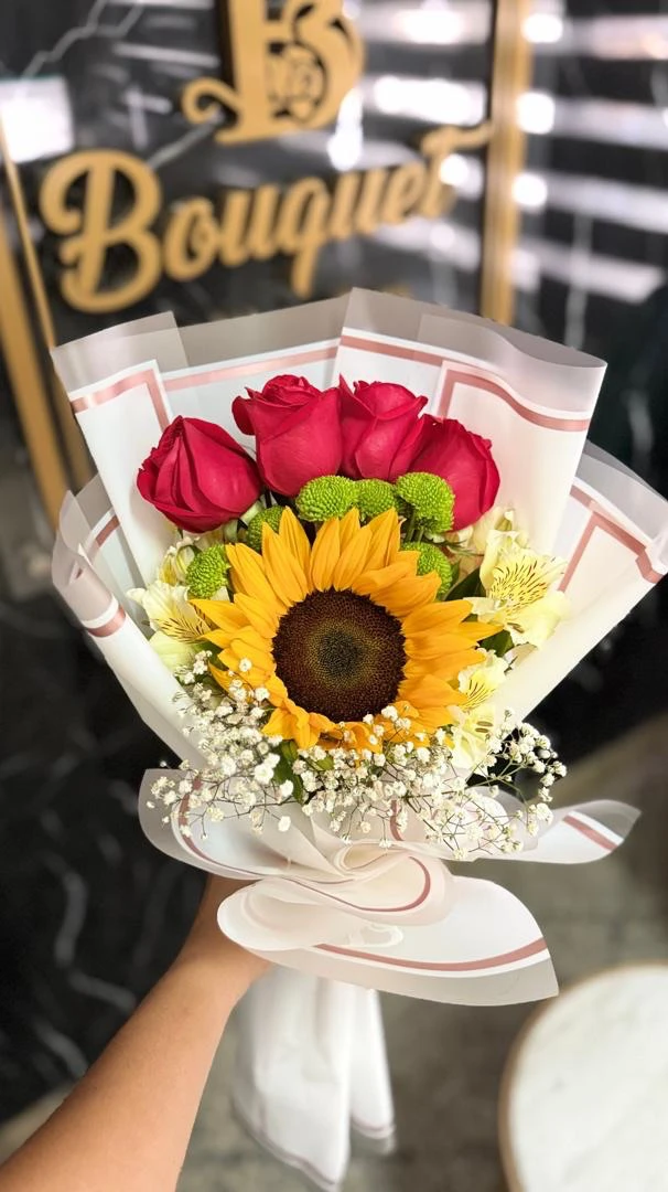 Ramillete de rosas y 1 girasol 2