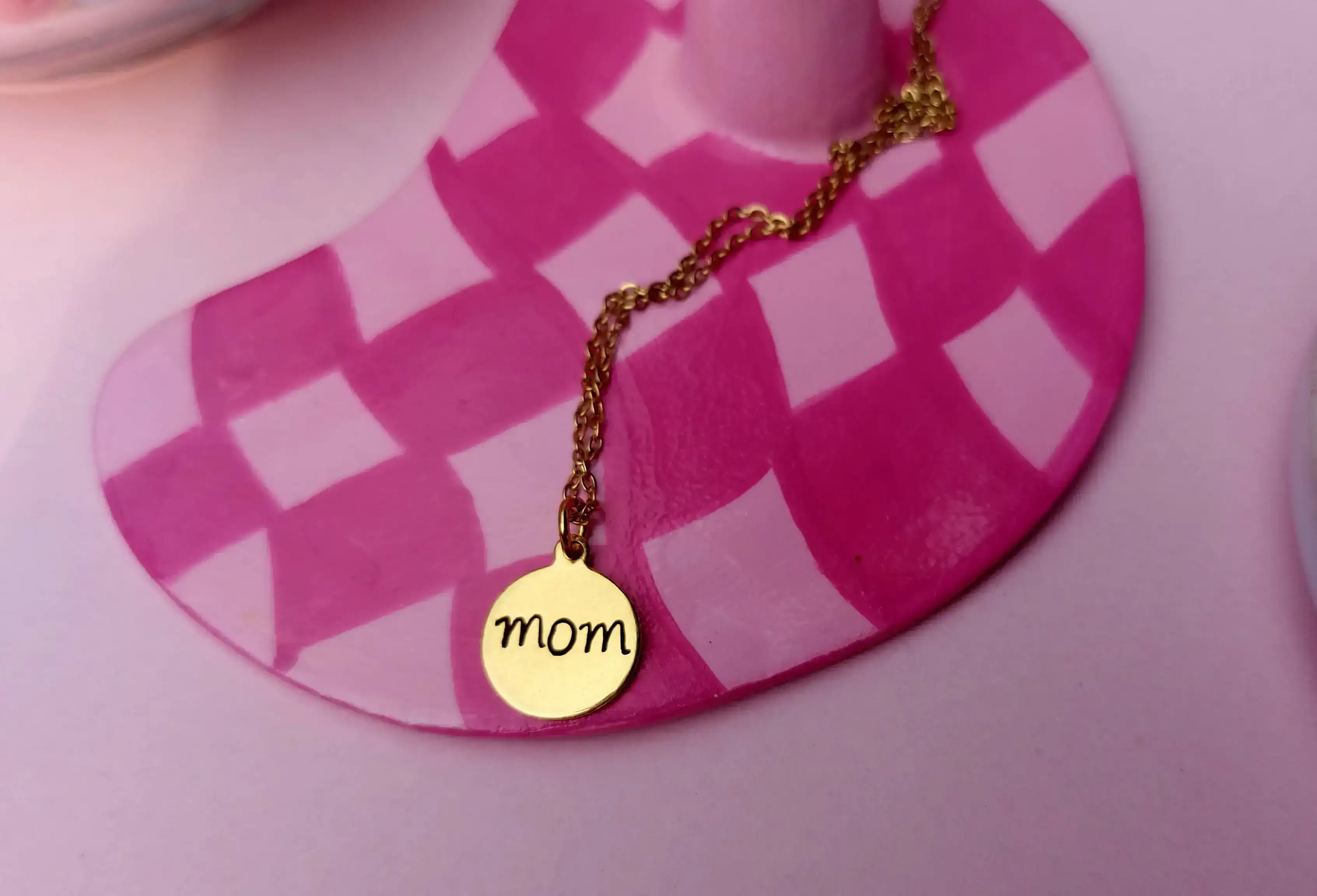 Cadena con dije MOM 3