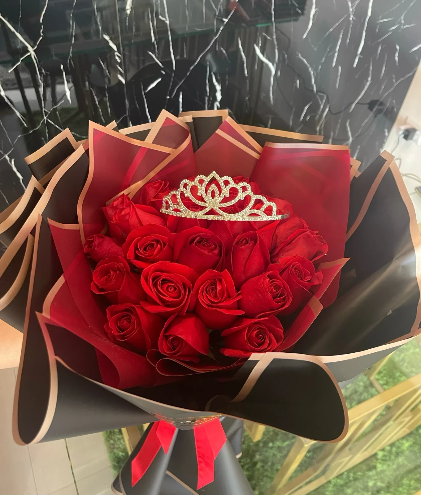 Ramillete redondo con rosas y corona  2